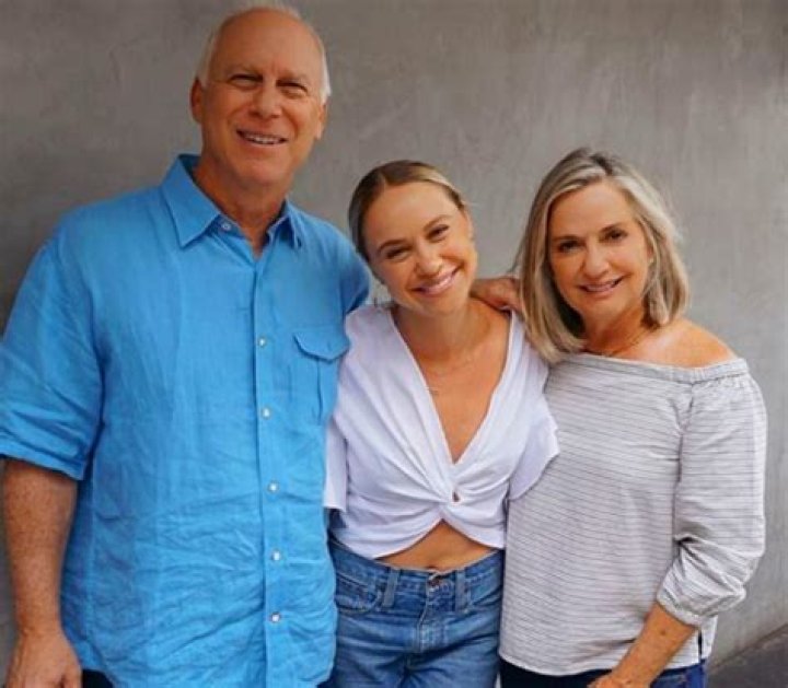 Becca Tobin Biography, Age, Height, Husband, Net Worth, Family