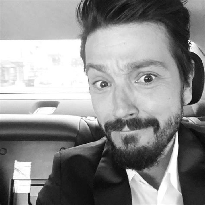 Diego Luna Biography, Age, Height, Net Worth, Family