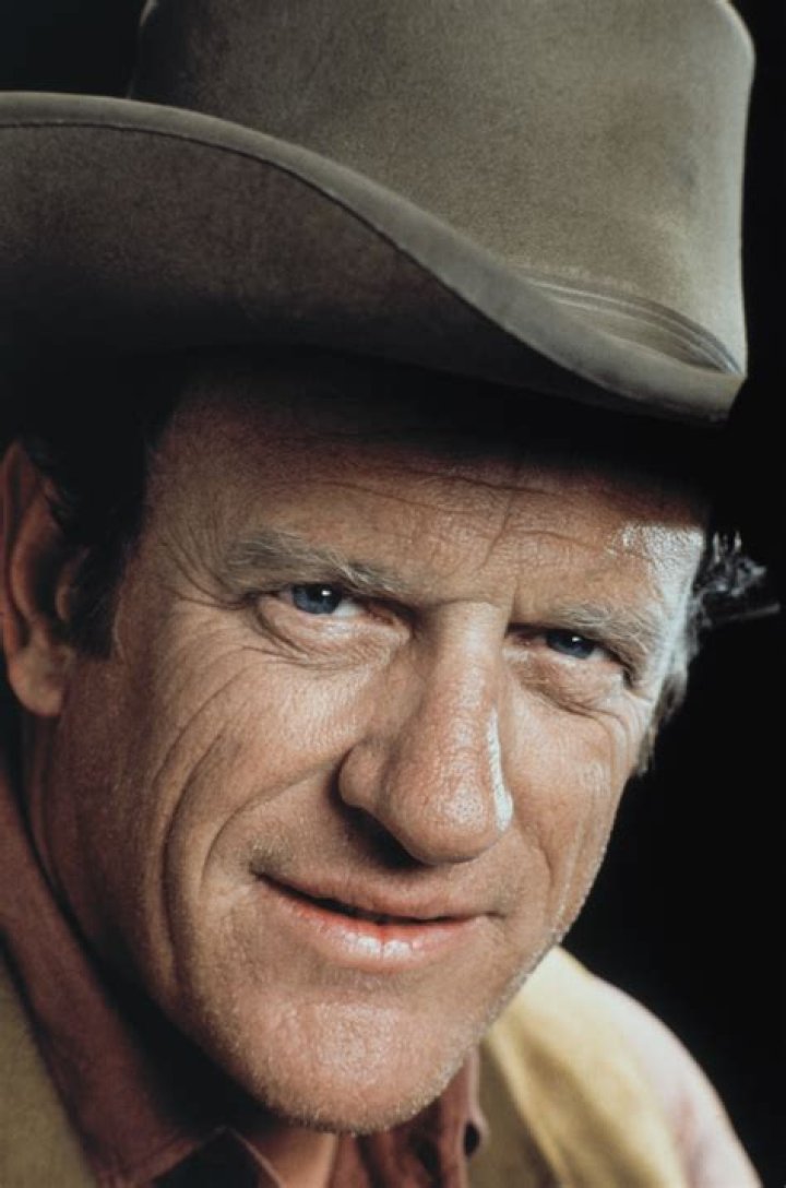 James Arness Biography, Age, Height, Wife, Net Worth, Family
