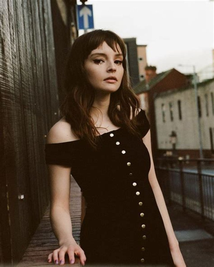 Lauren Mayberry Biography, Age, Height, Husband, Net Worth, Family