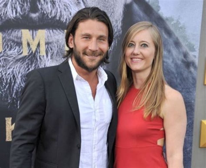 Zach McGowan Biography, Age, Height, Wife, Net Worth, Family