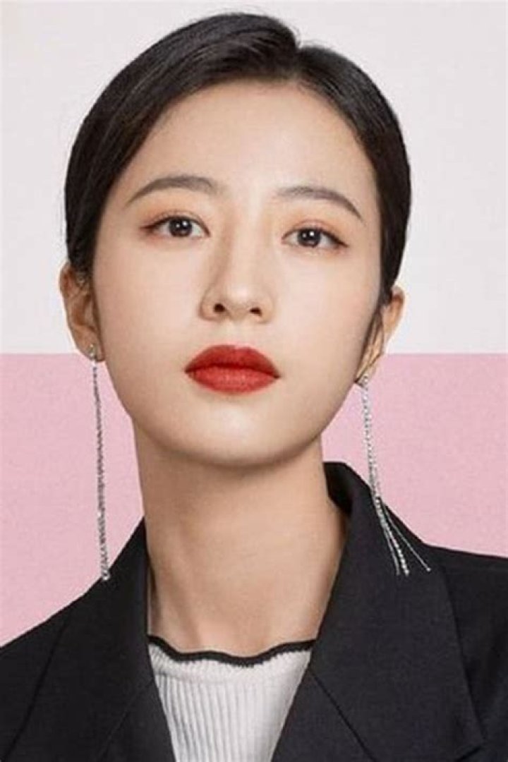 Zhou Yutong Biography, Age, Height, Husband, Net Worth, Family